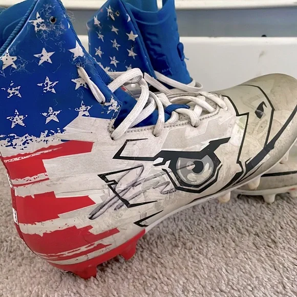 Football cleats signed by Jonathan Taylor aka (JT) Jonathan Taylor Signed Badger Items – E-5 Sports main image 4